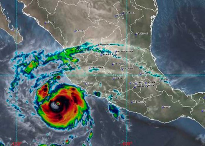 Huracán Roslyn se intensificó a categoría 3 azotando el pacífico de México