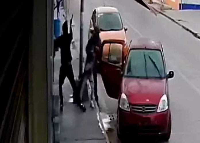 A plena luz del día hombres armados secuestran a niño en México