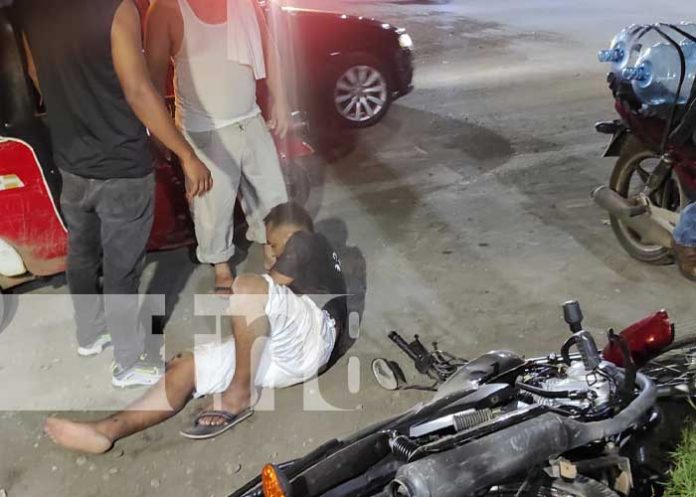 Motociclista resulta con una pierna fracturada tras tirarse una señal de Alto