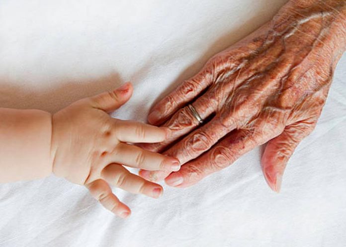 Estoy en shock, mi suegra quiere cobrar por cuidar a su nieta