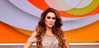Conde deja poco a la imaginación con un traje de baño