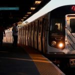 Muere arrollado por un tren en Nueva York tras tirar su "cel" en las vías