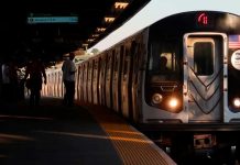 Muere arrollado por un tren en Nueva York tras tirar su "cel" en las vías