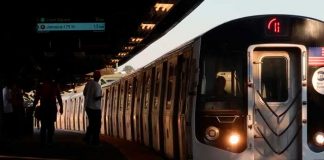 Muere arrollado por un tren en Nueva York tras tirar su "cel" en las vías