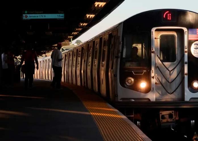 nueva-york2 Muere arrollado por un tren en Nueva York tras tirar su
