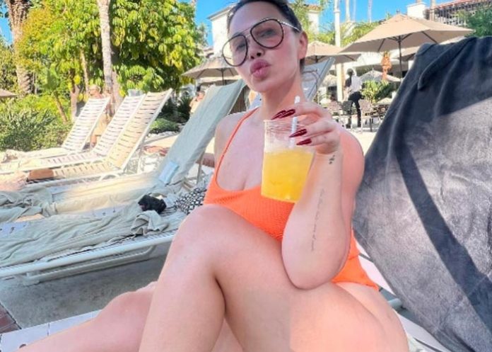 Chiquis derrite las redes al tomar el sol con traje de baño