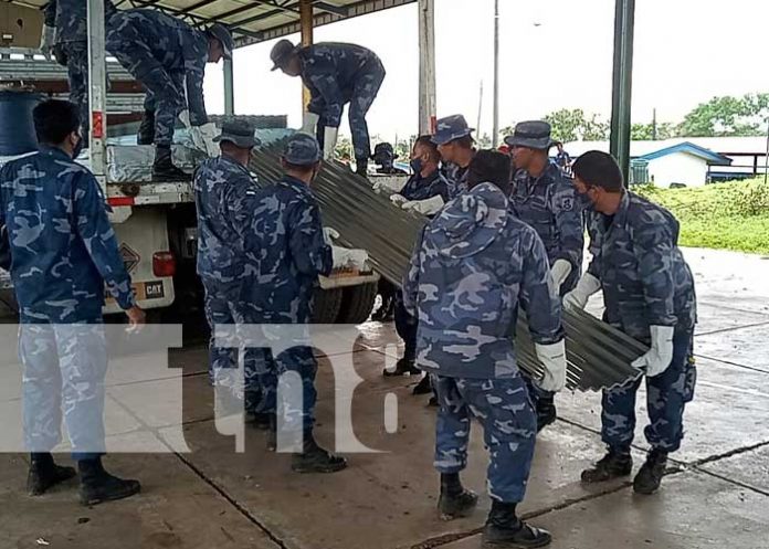 Entrega de Planes Techo para familias afectadas por Julia en Bluefields