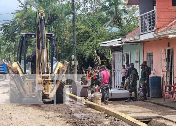 Labores de limpieza en El Rama, Caribe Sur, tras el paso de Julia