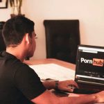 ¡Profesor degenerado! Lo despidieron por ver «p0rno» mientras daba clases ¡Profesor degenerado! Lo despidieron por ver "p0rno" mientras daba clases