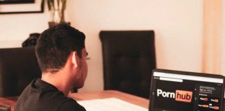 ¡Profesor degenerado! Lo despidieron por ver "p0rno" mientras daba clases