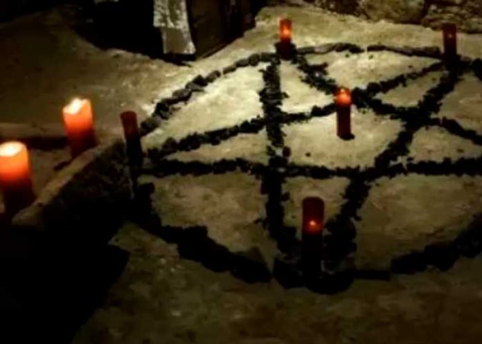 Dos jóvenes desmembraron a sus madres en un ritual satánico en Argentina