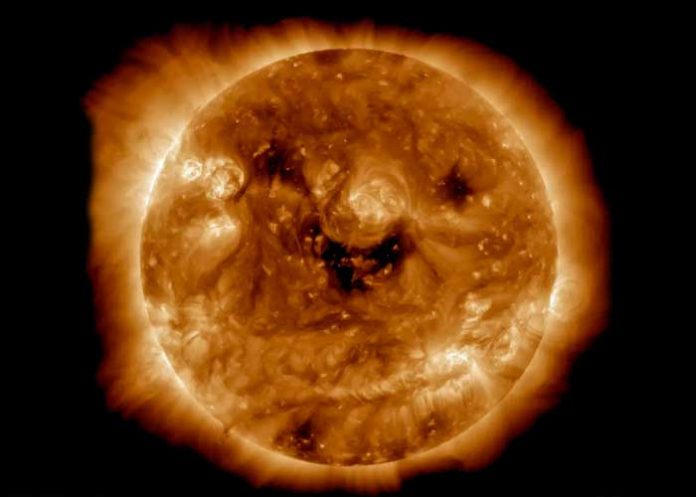 La NASA capta una imagen de la 'sonrisa' del Sol 