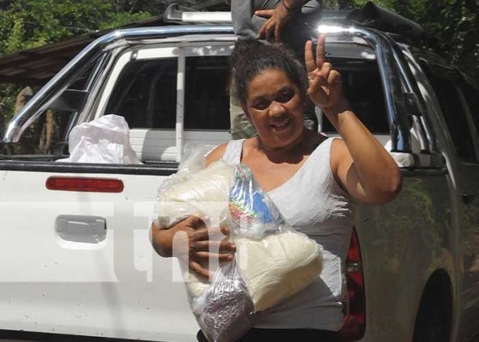 Entrega de paquetes alimenticios en Somoto