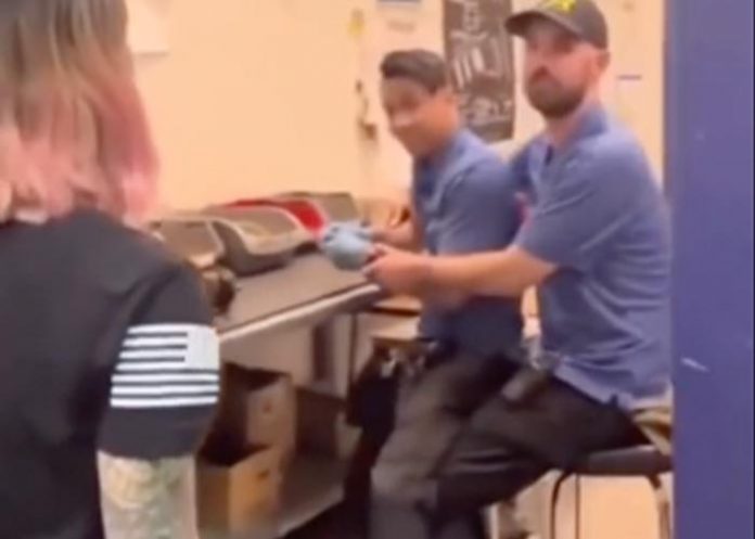 tonta1 Mujer intenta sorprender a su novio y la impactada es ella