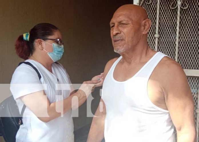 Jornada de vacunación en un barrio de Managua