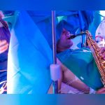Impresionante hombre toca el saxofón mientras le extraían un tumor cerebral Impresionante hombre toca el saxofón mientras le extraían un tumor cerebral