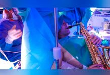 Impresionante hombre toca el saxofón mientras le extraían un tumor cerebral Impresionante hombre toca el saxofón mientras le extraían un tumor cerebral