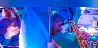 Impresionante hombre toca el saxofón mientras le extraían un tumor cerebral