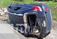 Conductor “rápido y furioso” se vuelca en la Cuesta El Plomo, Managua Vuelco de vehículo cerca de la Cuesta El Plomo, Managua