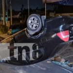 Carro se vuelca y su conductora vive para contarlo en Managua