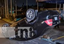 Carro se vuelca y su conductora vive para contarlo en Managua
