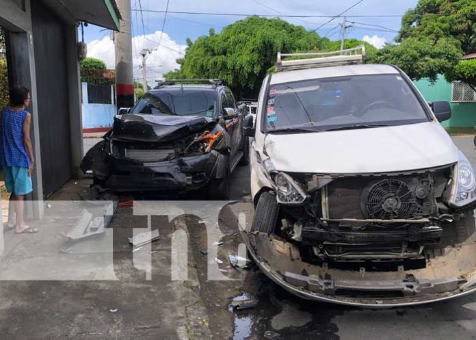 ¡Clase impacto! Vehículos protagonizan fuerte accidente en Managua