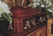 ¡Insólito! Familia compra ataúd por internet y encuentran restos de un muerto ¡Insólito! Familia compra ataúd por internet y encuentran restos de un muerto
