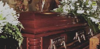 ¡Insólito! Familia compra ataúd por internet y encuentran restos de un muerto