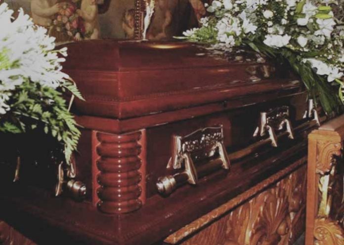 ¡Insólito! Familia compra ataúd por internet y encuentran restos de un muerto