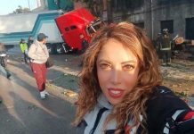 Critican a una reportera por sacarse «selfie» en pleno accidente de tráiler Critican a una reportera por sacarse "selfie" en pleno accidente de tráiler