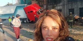 Critican a una reportera por sacarse "selfie" en pleno accidente de tráiler