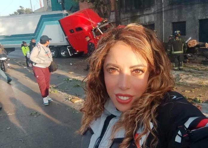 Critican a una reportera por sacarse 