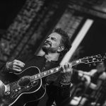 Blanco y Negro una gira solitaria con paso firme de Carlos Arjona