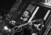 Blanco y Negro una gira solitaria con paso firme de Ricardo Arjona Blanco y Negro una gira solitaria con paso firme de Carlos Arjona