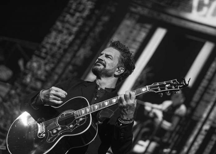 Blanco y Negro una gira solitaria con paso firme de Carlos Arjona