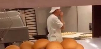 Graban a panadero lamiendo la masa antes de meterla al horno (Video)
