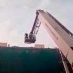 Tras escaparse por el techo: Bomberos rescatan con grúa a supuesto ladrón Tras escaparse por el techo: Bomberos rescatan con grúa a supuesto ladrón