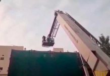 Tras escaparse por el techo: Bomberos rescatan con grúa a supuesto ladrón