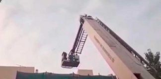 Tras escaparse por el techo: Bomberos rescatan con grúa a supuesto ladrón