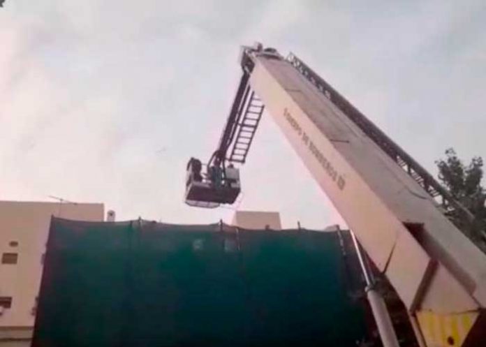 1 Tras escaparse por el techo: Bomberos rescatan con grúa a supuesto ladrón