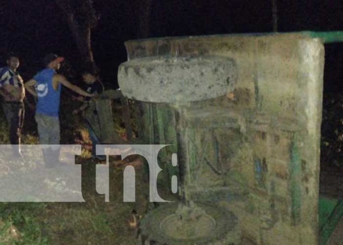 1 Tractor lleno de cortadores de café en La Dalia se da vuelta y deja varios lesionados