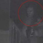 ¡De terror! Mujer capta en fotos un aterrador demonio en su casa