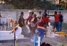 ¡VIDEO! Familia protagoniza brutal pelea mientras enterraban a pariente ¡VIDEO! Familia protagoniza brutal pelea mientras enterraban a pariente
