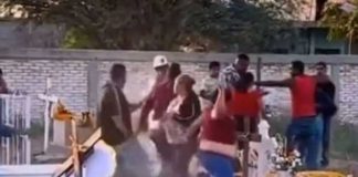 ¡VIDEO! Familia protagoniza brutal pelea mientras enterraban a pariente
