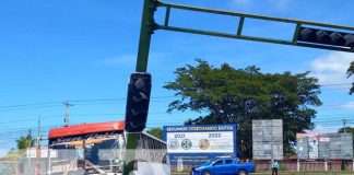 Ruta 117 presenta fallas mecánicas y se estrella contra un semáforo en Managua