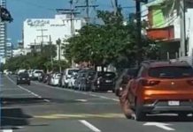 ¿Lo dejó la mujer? Hombre en “bolas” cuelga de un vehículo (VIDEO) ¿Lo dejó la mujer? Hombre en “bolas” cuelga de un vehículo (VIDEO)