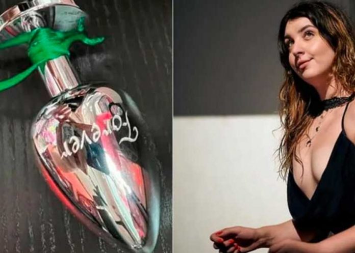 1 ¡Insólito! Se llevó las cenizas de su novio dentro de un juguete sexual