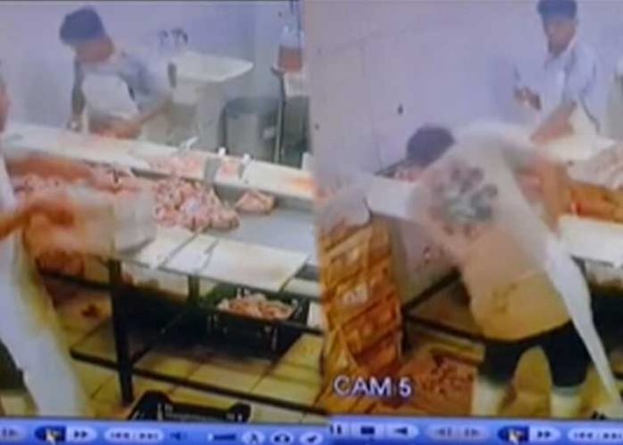 Se salvó de morir luego que un cuchillo saltara directo a su rostro