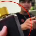 “Por atrevido”: Se echó “perfume” a base de cloro y resultó con la camisa manchada “Por atrevido”: Se echó “perfume” a base de cloro y resultó con la camisa manchada