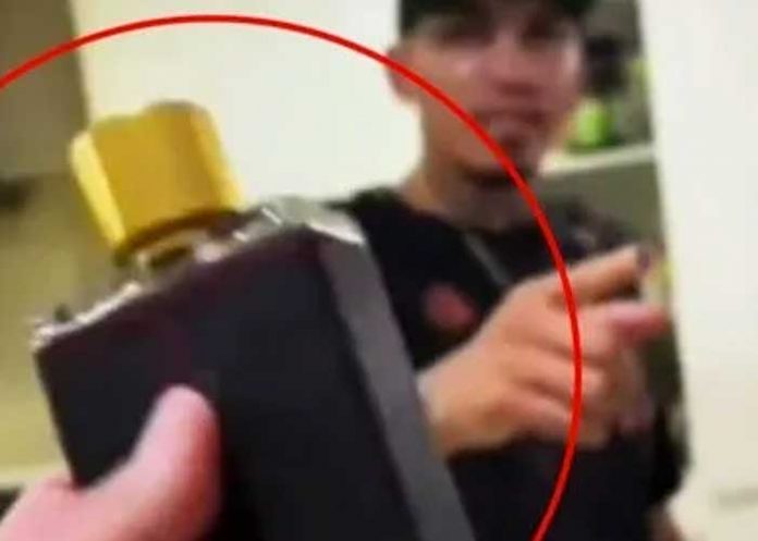 “Por atrevido”: Se echó “perfume” a base de cloro y resultó con la camisa manchada